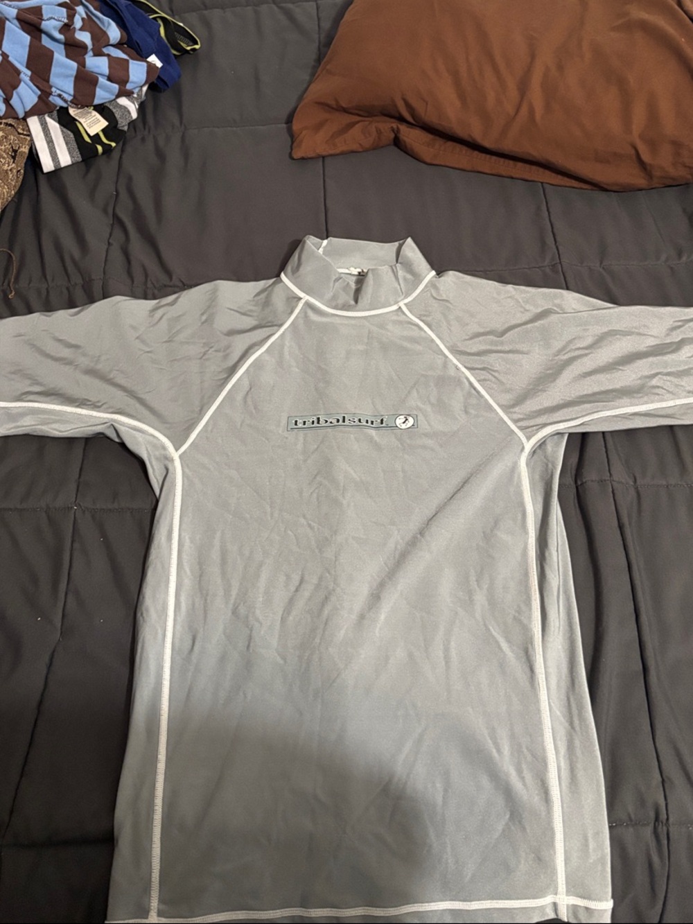 Men's Light Gray Short-Sleeve Rash Guard with Logo